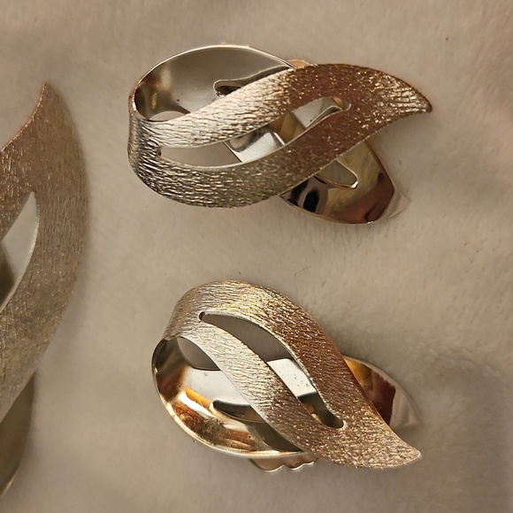 VTG SARAH COVENTRY 1960s Elegant Satin Flame Silver Brooch Clip-on Earrings Set - Picture 4 of 9
